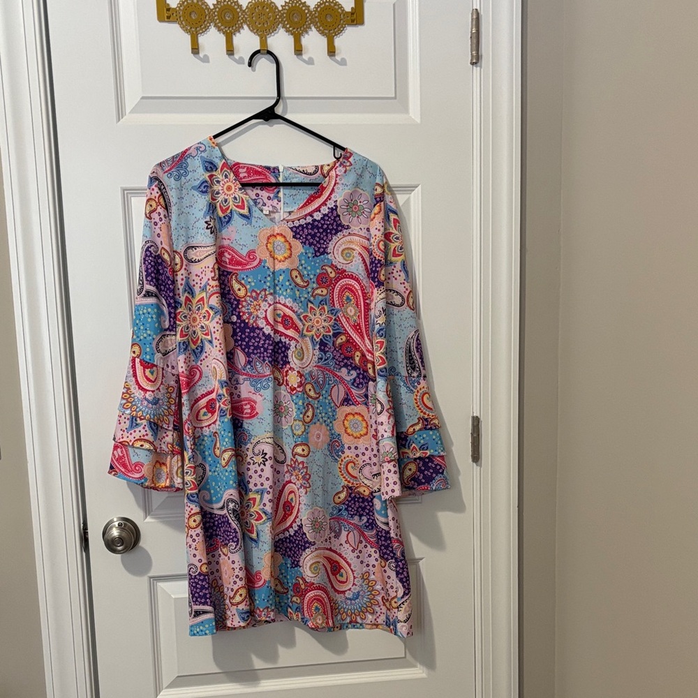 Colorful Paisley Print Dress 2XL 
Ruffle sleeves, zipper back